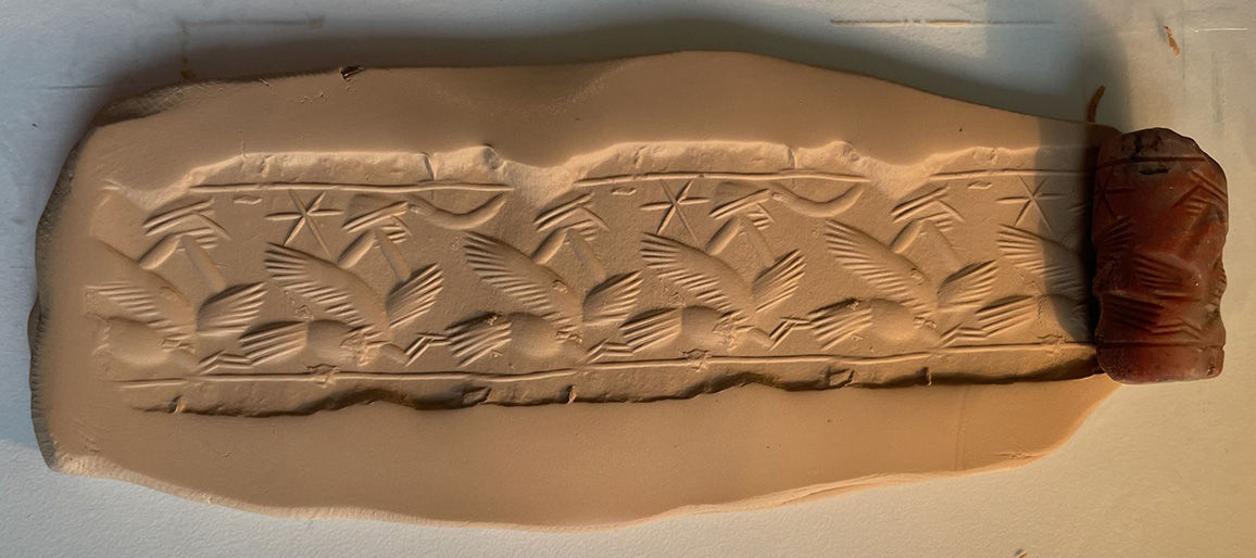 Rollsiegel und Abrollung vom Fundort Ur, Irak, ca. 2100 v. Chr