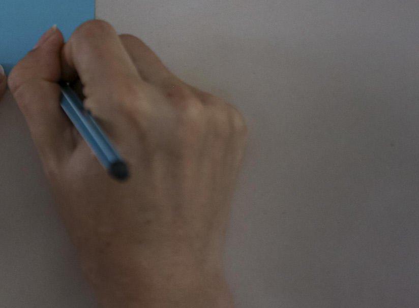 JPEG-Format, Bild von einer Hand, die einen Stift hält, 2026, Bielefeld, "Schreiben"