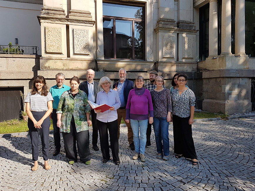 Das Team der Arbeitsstelle „Althochdeutsches W&ouml;rterbuch“ im Hof des Akademiegeb&auml;udes