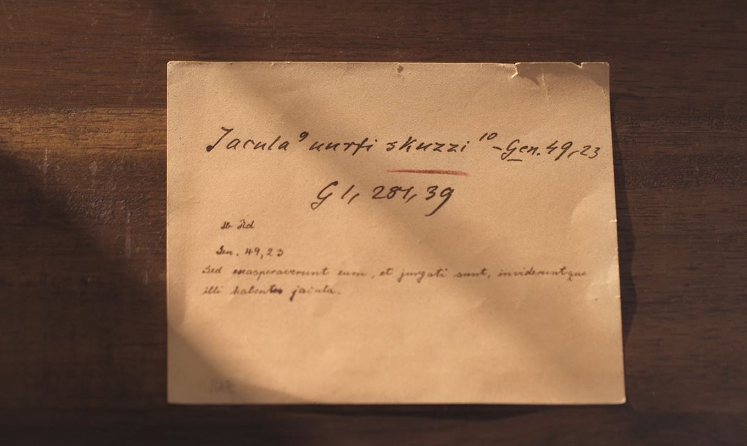 Eine Mitarbeiterin schreibt einen Belegzettel – das Materialarchiv muss auch heute noch um neuentdeckte Wortfunde erweitert werden