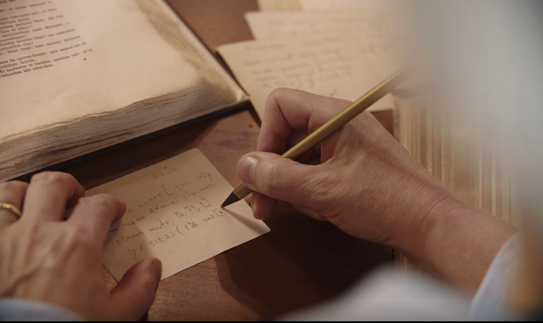 Mitarbeiterin schreibt einen Belegzettel 