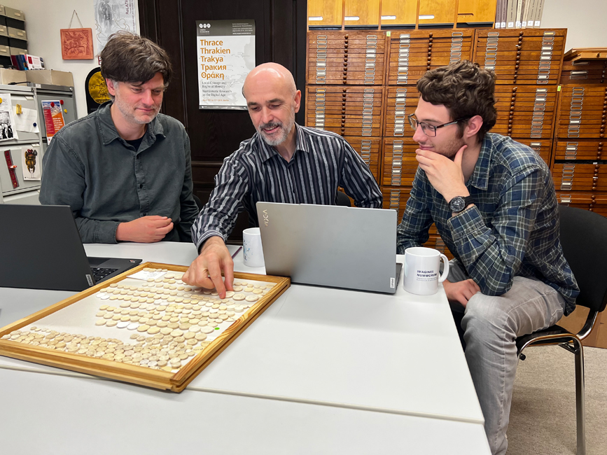 Besprechung und Diskussion einer Lade von M&uuml;nzabg&uuml;ssen aus Gips durch die Teammitglieder (v.l.n.r.) Claus Franke, PD Dr. Vladimir Stolba und Patrick D&ouml;rr