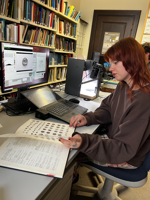 Anfertigung professioneller Fotoaufnahmen und digitale Ablage der digitalisierten M&uuml;nzen durch die studentische Hilfskraft Sophie Preisler.
