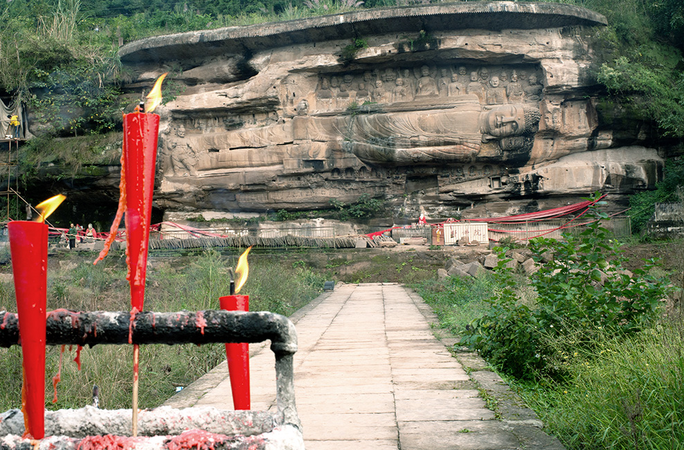 Im Hain des Liegenden Buddha in der Provinz Sichuan mit der Kolossalstatue aus dem 8. Jahrhundert sind in H&ouml;hlen im Fels Sutratexte mit &uuml;ber 400.000 Schriftzeichen eingemei&szlig;elt.