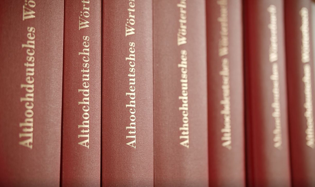 B&auml;nde des „Althochdeutschen W&ouml;rterbuchs“, das seit 1952 im Druck erscheint