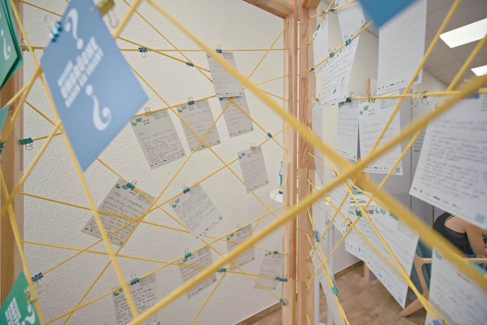 Ausstellungsst&uuml;ck mit handbeschriebenen Zetteln