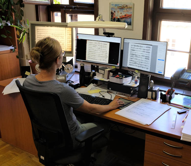 Frau am Schreibtisch mit Computer