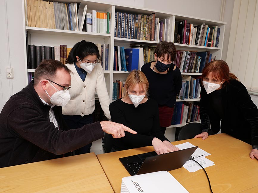 Dr. Erik Radisch (IT), Fang Wang M.A., Dr. Ines Konczak-Nagel, Astrid Klein M.A., Prof. Monika Zin in den R&auml;umen der Arbeitsstelle