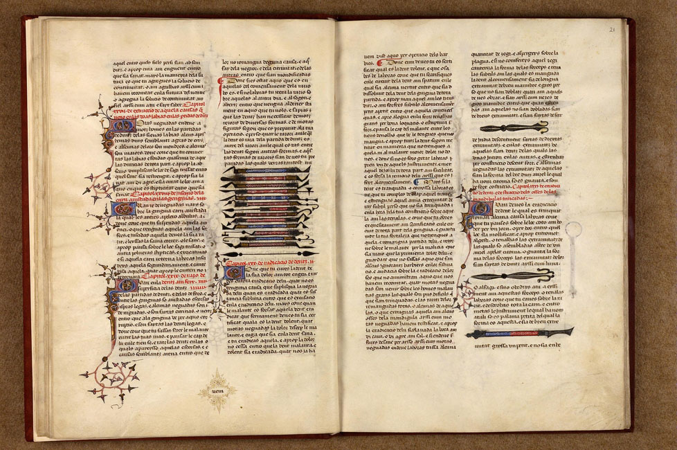 Aufgeschlagenes Buch mit mittelalterlicher Handschrift und verzierten Initialen auf beiden Seiten