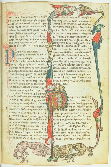 Seite eines mittelalterlichen Manuskripts mit schwarzer und roter Schrift, verziert mit einem gro&szlig;en, farbigen Initialbuchstaben und floralen sowie tierischen Randzeichnungen in Rot, Gr&uuml;n und Gelb.