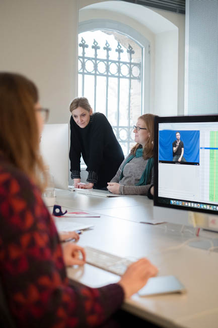 Mitarbeiterinnen des Projekts bei der Korpusarbeit. Etwa 350 Stunden Videomaterial werden von einem Team aus Geh&ouml;rlosen und H&ouml;renden bearbeitet und analysiert. 