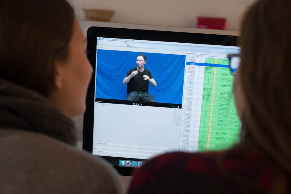 Die Auswahl und Beschreibung der Geb&auml;rden in den Eintr&auml;gen des elektronischen W&ouml;rterbuchs wird auf Grundlage ihrer Verwendung im Kontext erarbeitet.