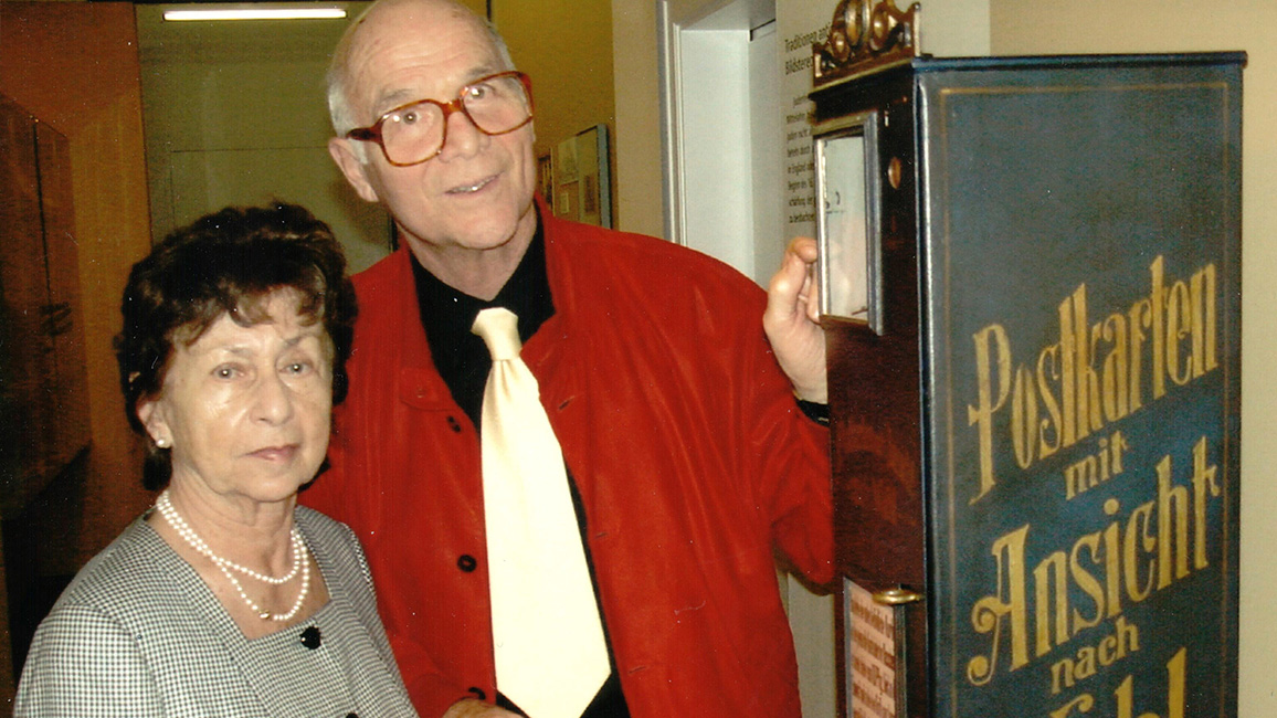 Kurt, Leonore und Hugo Friedlaender (v. l. n. r.) vor ihrem Lebensmittelgesch&auml;ft in Berlin Pankow, ca. 1936, Fotografie, 13 x 8,6 cm, unbekannte:r Fotograf:in