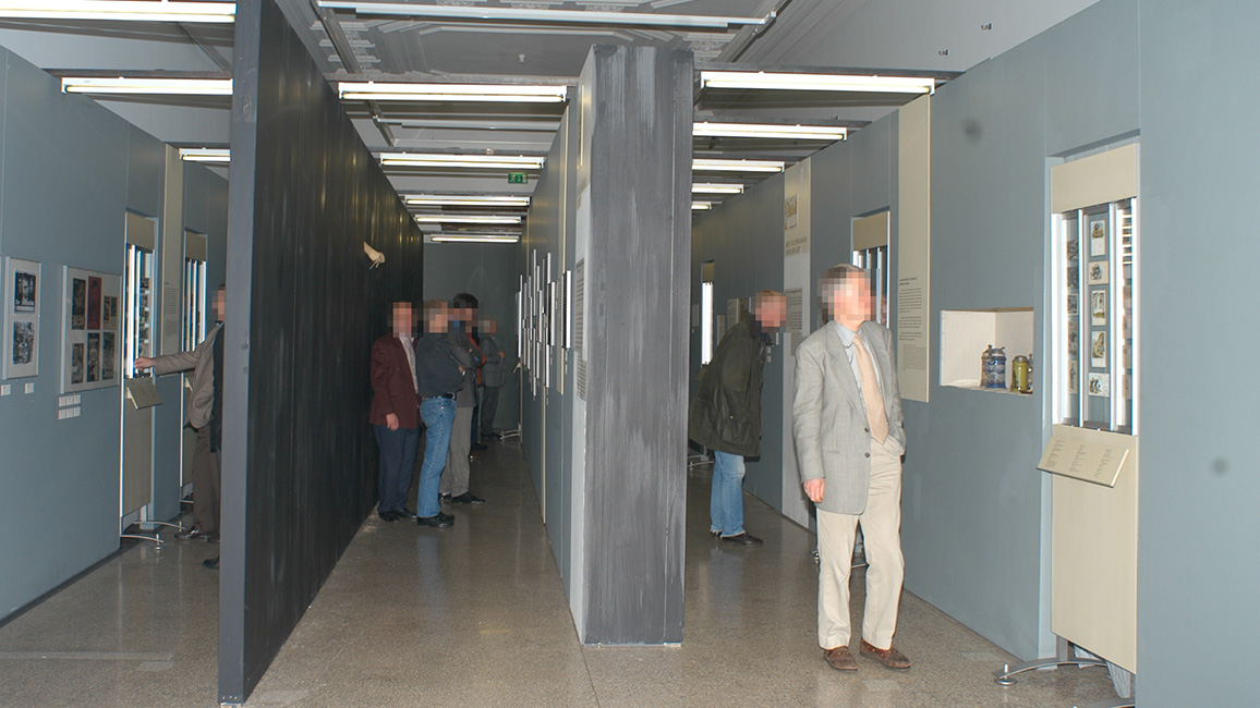Einblick in die Ausstellung Abgestempelt. Judenfeindliche Postkarten, Berlin, Museum f&uuml;r Kommunikation, 09. Oktober 2003 bis 15. Februar 2004