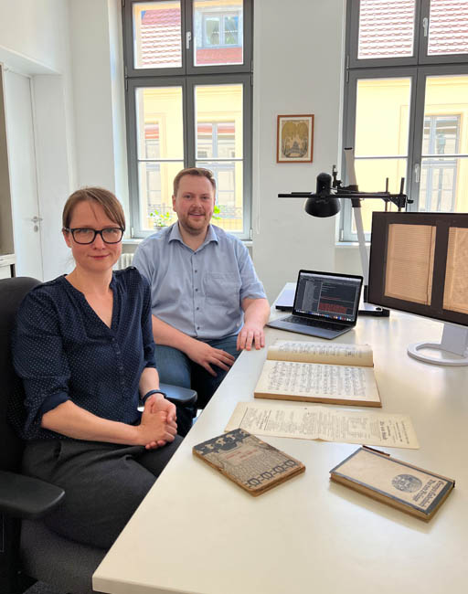 Sandra Kebig und Tim Martin Hoffmann im B&uuml;ro der Arbeitsstelle am Institut f&uuml;r Musikwissenschaft und Medienwissenschaft der Humboldt-Universit&auml;t zu Berlin; es fehlt: Martin Sch&uuml;tt&ouml; 