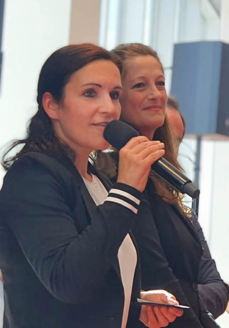 Jun.-Prof. Dr. des. Gabriele Groll (Arbeitsstelle Rostock) moderiert eine Konzerteinf&uuml;hrung; daneben Prof. Dr. Friederike Wi&szlig;mann 