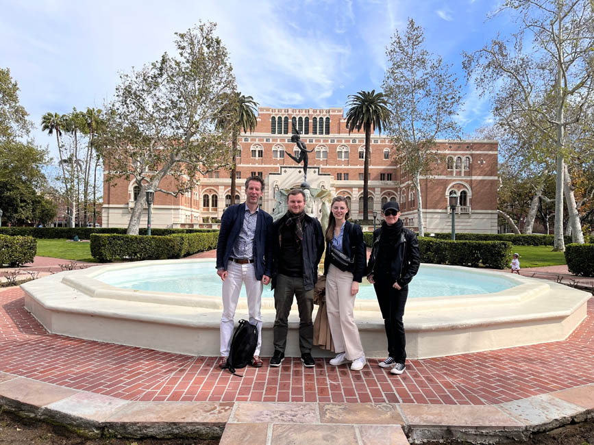 Mitarbeitende der Arbeitsstellen Frankfurt am Main und Rostock vor der Doheny Memorial Library der University of Southern California, Los Angeles (v.l.n.r.: Dr. Johannes Gall, Patrick Jackson, Marie Luise Vo&szlig;, Silke Reich; es fehlt: Anita Hoffmann) 