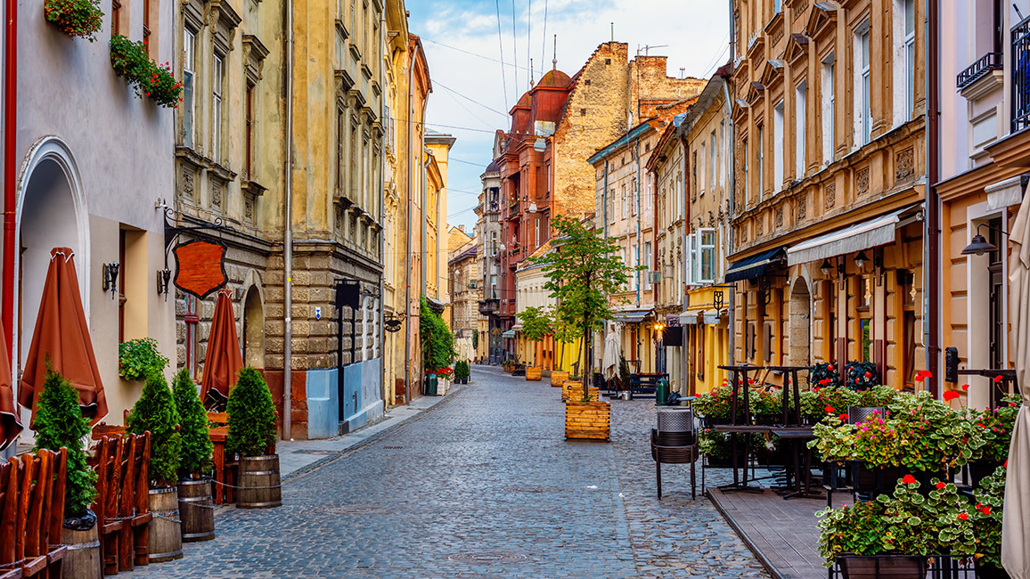 Eine Stra&szlig;e in der historischen Altstadt von Lwiw, Ukraine.