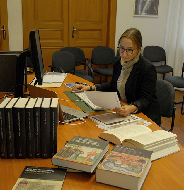 Isabel Kimpel M.A. bei der Neu-Edition der Libri VIII miraculorum des Zisterzienserm&ouml;nchs Caesarius von Heisterbach in der Heidelberger Arbeitsstelle