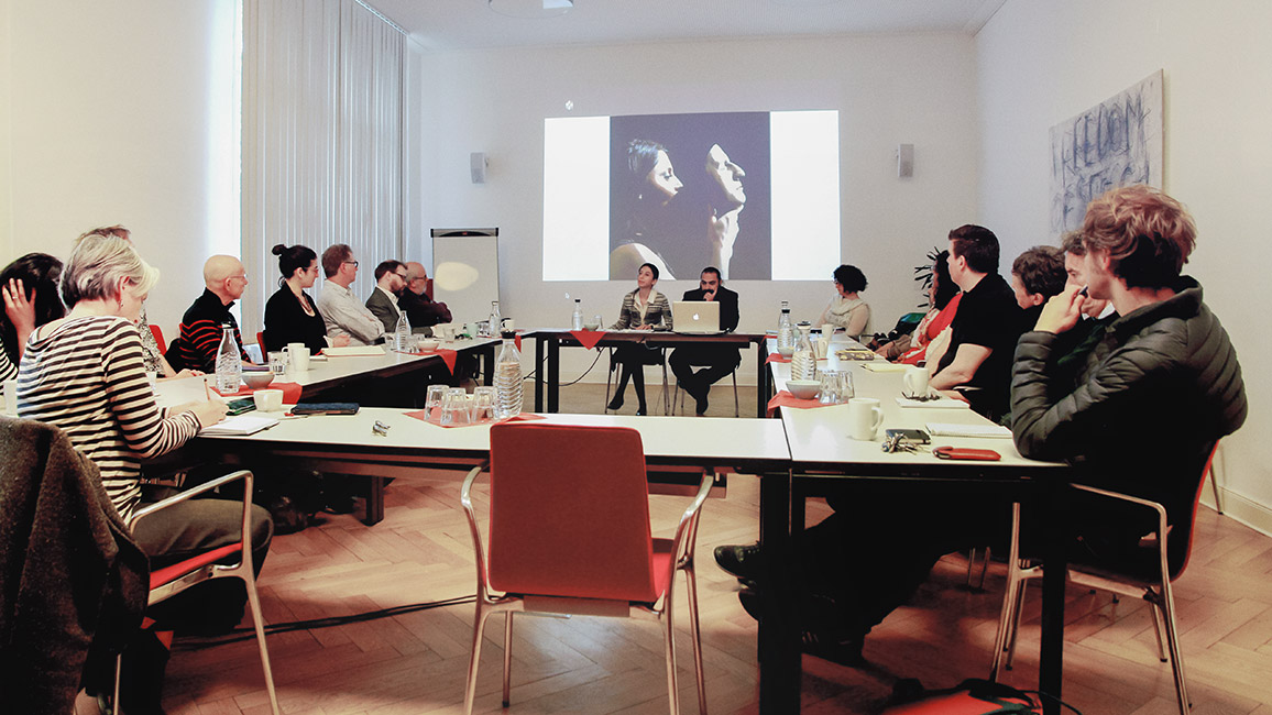 Fellow Proshot Kalami l&auml;dt Esha Sadr Eshkevari und Ramin Etemadi zur w&ouml;chentlichen Arbeitssitzung ein.