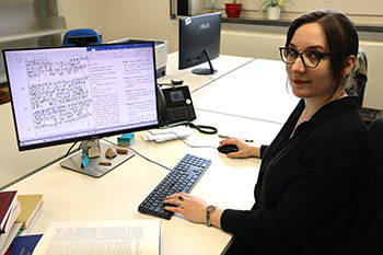 Dr. Janine Wende, Arbeitsstellenleiterin, bei der lexikographischen Auswertung eines Keilschrifttextes.