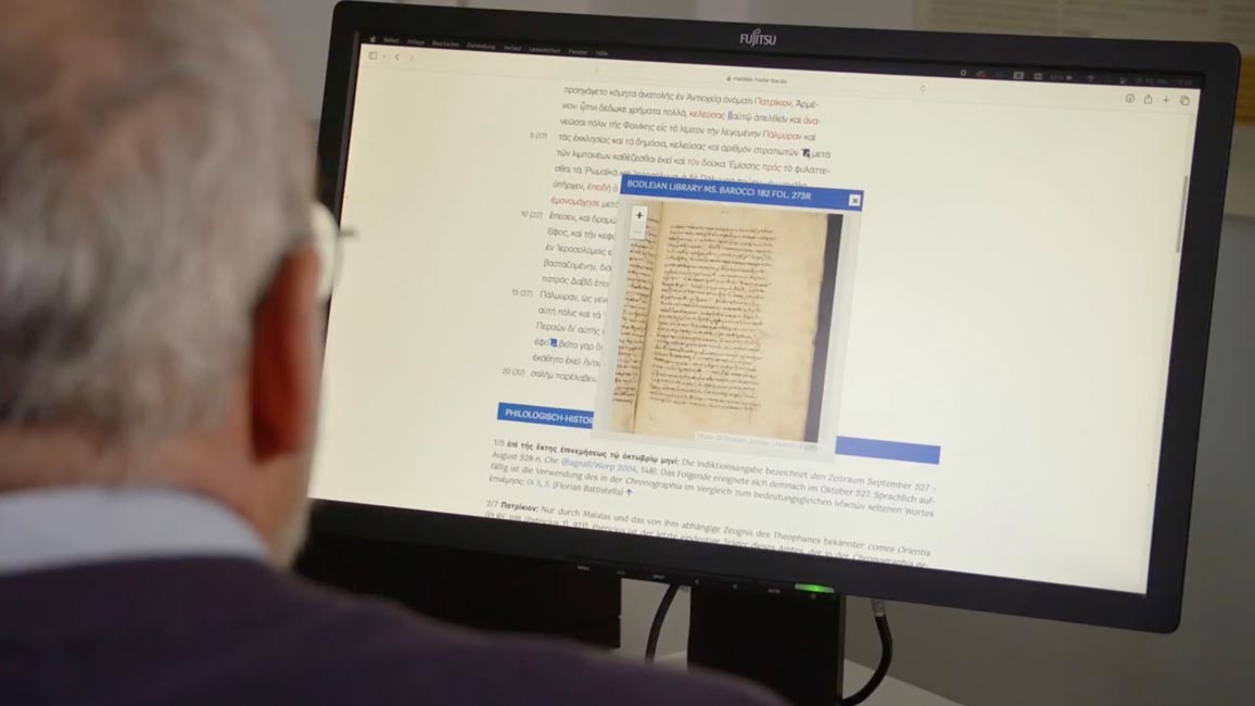 Mitarbeiter der Forschungsstelle arbeitet anhand des Online-Kommentars 