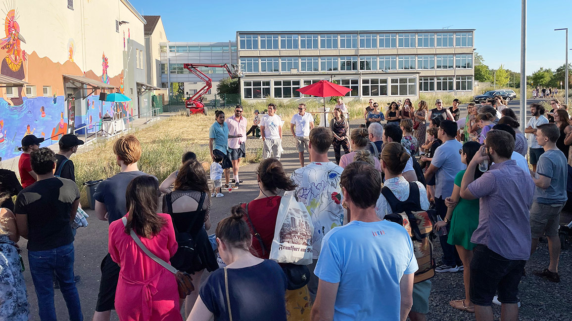 Streetart K&uuml;nstler SANER zeigt dem Publikum sein Wandbild an der Julius-Springer-Schule in Heidelberg