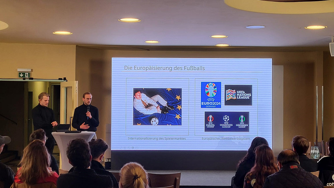 Impulsvortrag zur Europ&auml;isierung des Fu&szlig;balls, Personen vlnr: Tobias Finger, Vincent Reinke 