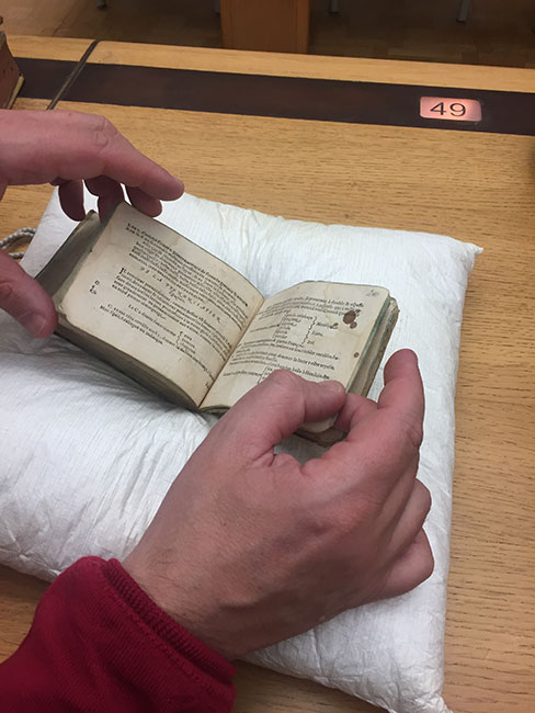 W&ouml;rterbuch auf einem Kissen