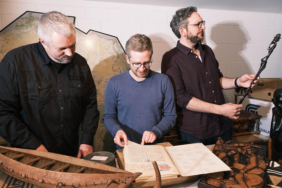 Das Forschungsteam bei Sichtung der Sammlungsobjekte.