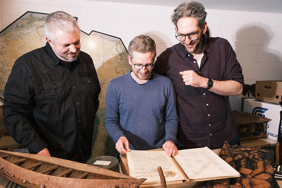 Das Forschungsteam bei Sichtung der Sammlungsobjekte.