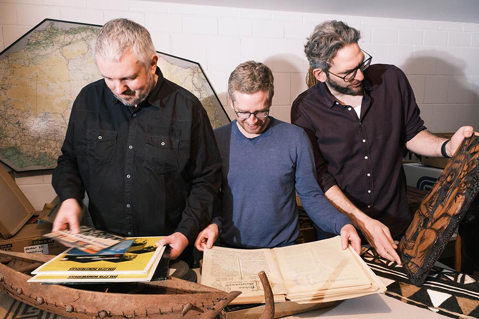 Das Forschungsteam bei Sichtung der Sammlungsobjekte.