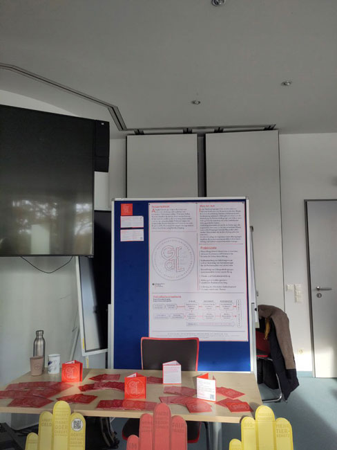 Tisch mit Flyern und Whiteboard