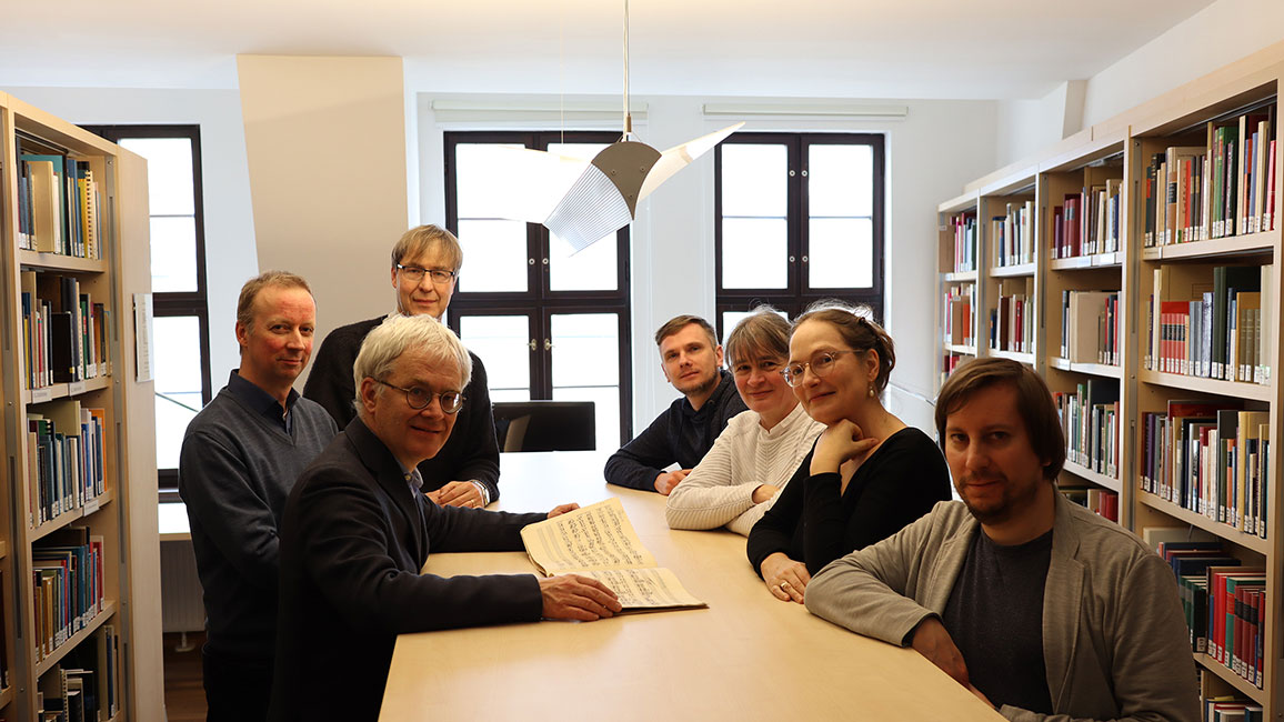 Bach-Forscherinnen und Forscher des Bach-Archivs und der S&auml;chsischen Akademie der Wissenschaften bei der gemeinsamen Quellenbegutachtung