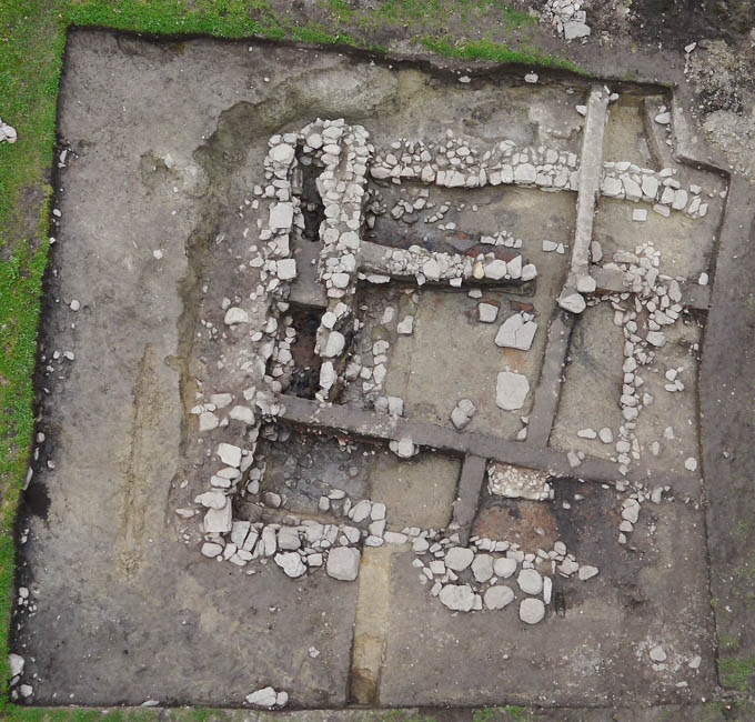 Pfaffenhofen-H&ouml;rtenberg. Grabungsfl&auml;che 2013 mit erhaltenen Mauern der H&auml;user 1 und 2.