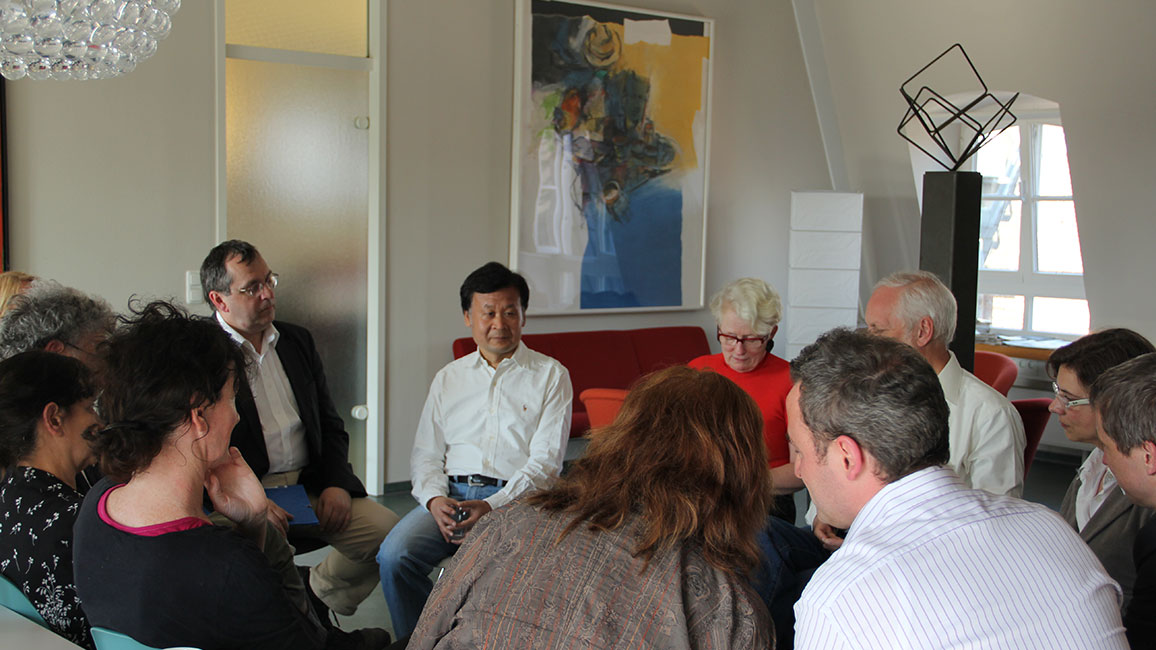 Ein Treffen von Fellows und Beirat in der Lounge des Kollegs