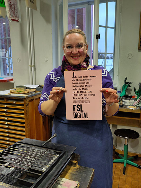 Dr. Josephine Klingebeil-Schieke in der Lehrdruckerei 