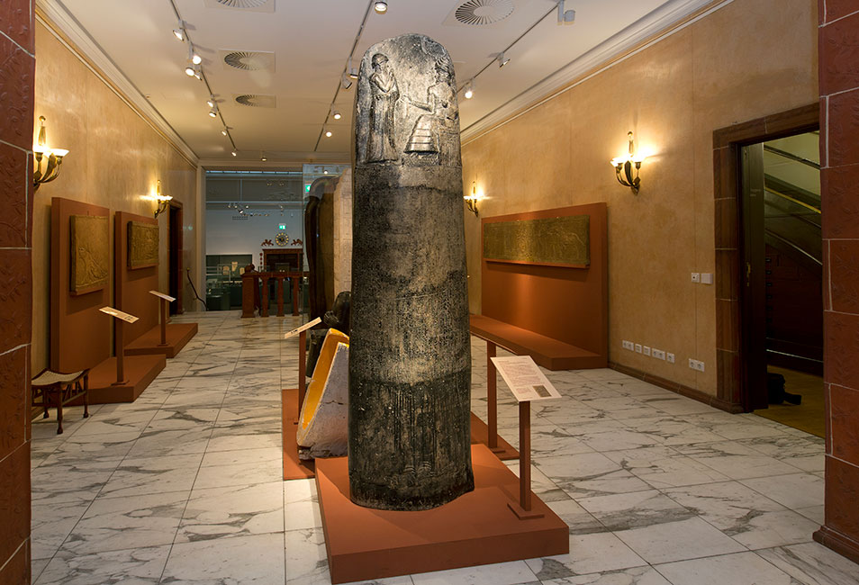 Moderner Abguss der Gesetzesstele des K&ouml;nigs Hammurapi von Babylon