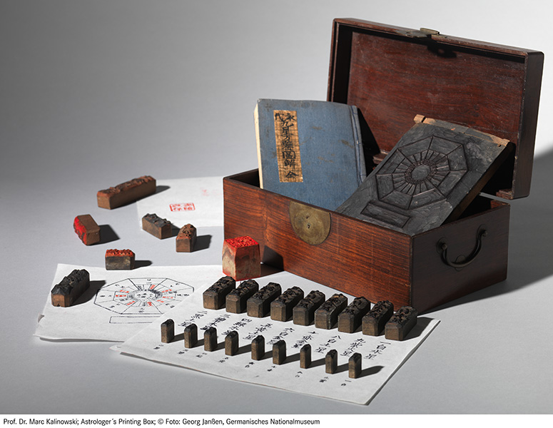 Kassette eines Astrologen mit Handbuch und Holz-Stempeln