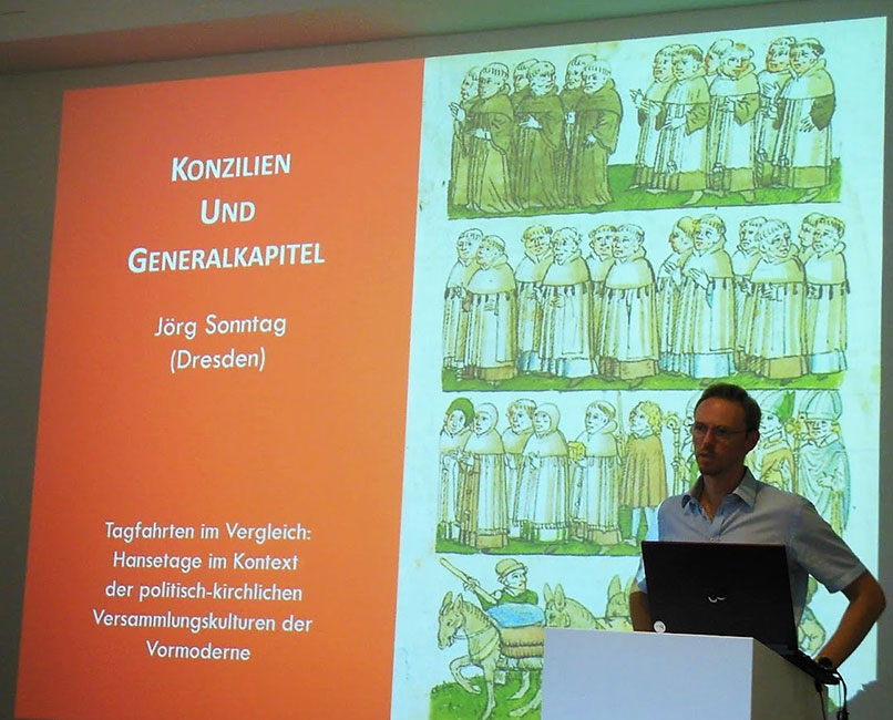 PD Dr. J&ouml;rg Sonntag stellt im Rahmen einer am Europ&auml;ischen Hansemuseum in L&uuml;beck stattfindenden Summerschool zu mittelalterlichen Versammlungskulturen (2019) die Innovativit&auml;t der Ordensparlamente in vergleichende Perspektive. 