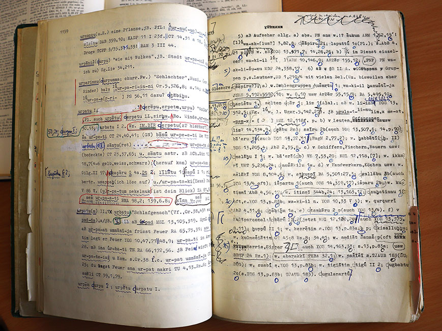 Maschinengeschriebenes Manuskript des dritten und letzten Bandes des “Akkadischen Handw&ouml;rterbuches” von Wolfram von Soden 