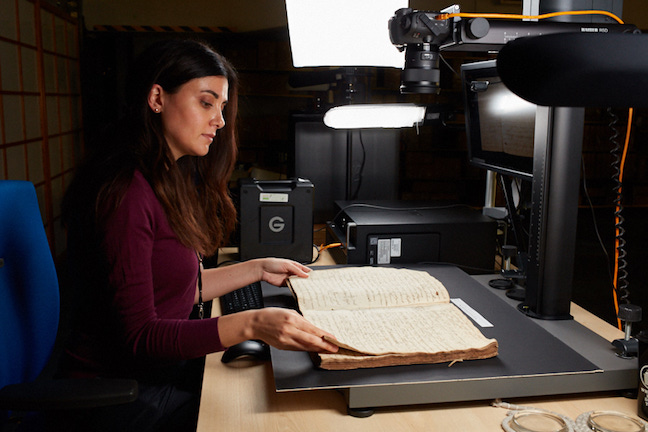 Maria Cardamone, Imaging Operator des Prize Papers Project, w&auml;hrend ihrer t&auml;glichen Arbeit 