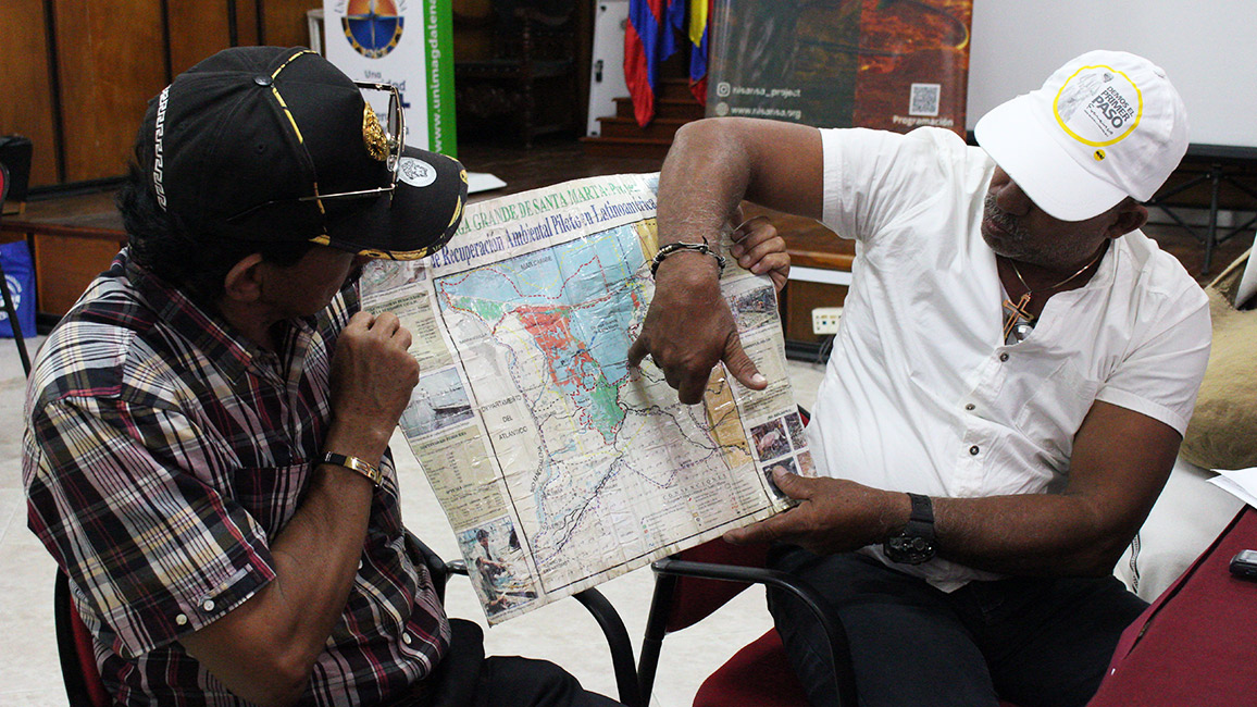 zwei Personen mit einer Landkarte