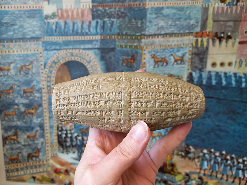 Moderner Abguss eines Tonzylinders mit einer akkadischen Inschrift des K&ouml;nigs Nebukadnezzar von Babylon (6. Jh. v. Chr.) 