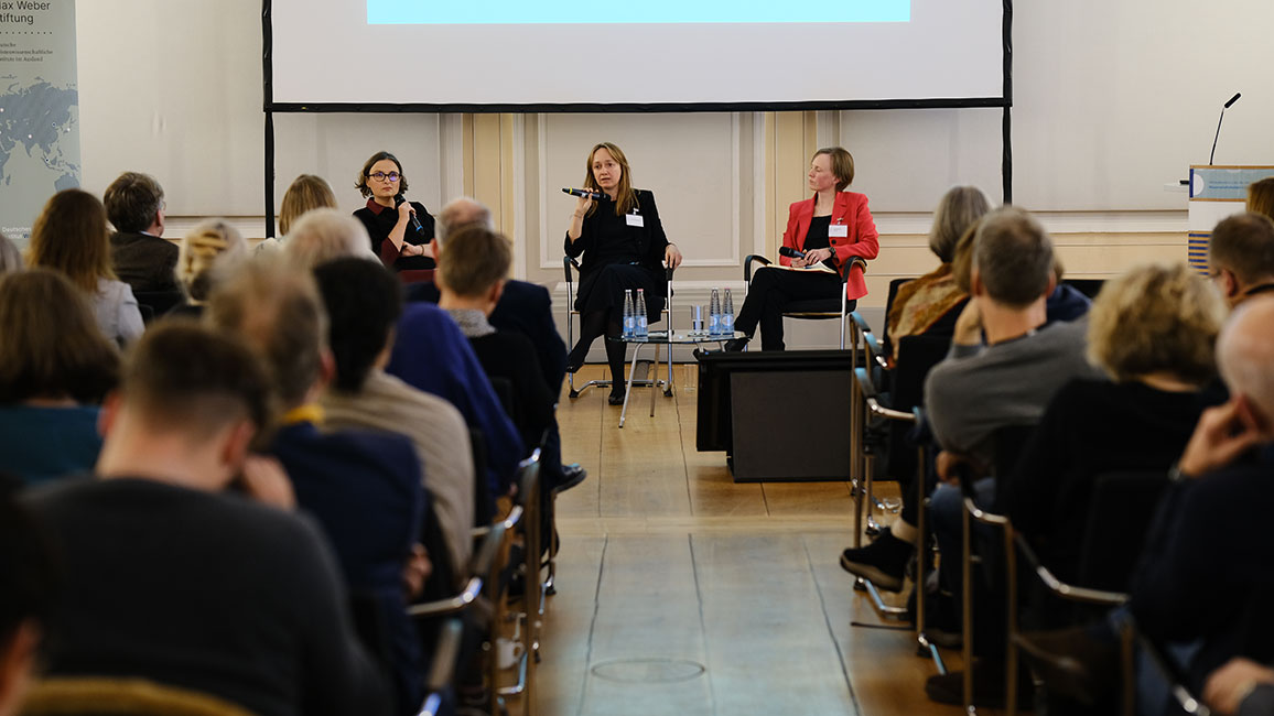 Panel „Wissenschaftsfreiheit in Osteuropa“ am 20.11.2024 in Berlin: Magdalena Saryusz-Wolska (DHI Warschau) im Gespr&auml;ch mit Iryna Klymenko (LMU M&uuml;nchen) und Gwendolyn Sasse (ZOiS) 