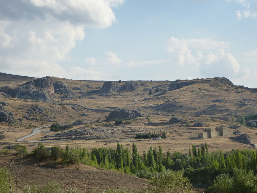 Blick auf den Gro&szlig;en Tempel in der Unterstadt der hethitischen Hauptstadt Hattusa.