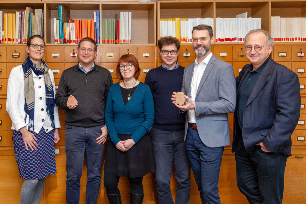Das Team des HFR-Projekts im Jahr 2023: Susanne G&ouml;rke, Daniel Schwemer, Elisabeth Rieken, Adam Kryszeń, Charles Steitler und Gerfrid G. W. M&uuml;ller.