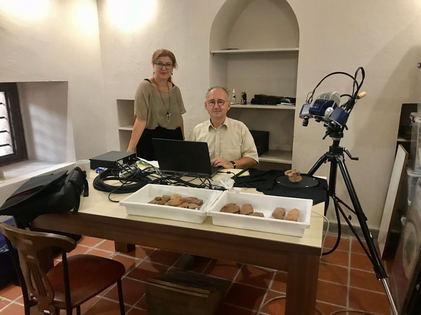 Gerfrid G. W. M&uuml;ller bei der Erhebung von 3D-Daten von Keilschrifttafeln im Museum f&uuml;r Altanatolische Kulturen in Ankara: neben ihm Mine &Ccedil;if&ccedil;i, Kuratorin des Museums und Kooperationspartnerin von HFR.
