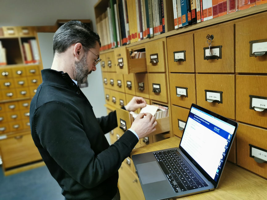 Charles Steitler bei der Arbeit im Hethitologie-Archiv der Mainzer Akademie. Die Karteik&auml;sten der lexikalischen Sammlungen des Hethitologie-Archivs umfassen &uuml;ber eine Million Karten, die &uuml;ber viele Jahre von Heinrich Otten und Projektmitarbeitern erstellt wurden. Trotz der fortschreitenden Digitalisierung handelt es sich beim lexikalischen Archiv immer noch um eine Ressource, die jedes Jahr auch G&auml;ste aus dem In- und Ausland mit gro&szlig;em Gewinn f&uuml;r ihre Forschungen nutzen.
