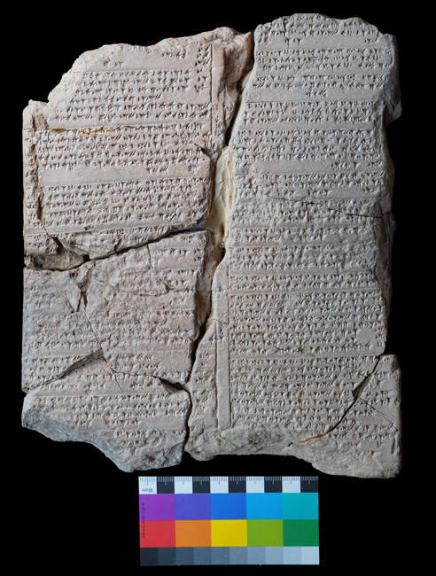 Keilschriftttafel mit Anweisungen zur Durchf&uuml;hrung des Fr&uuml;hjahrsfestes durch den hethitischen K&ouml;nig in verschiedenen Heiligt&uuml;mern des Landes (13. Jh. v. Chr.; Anadolu Medeniyetleri M&uuml;zesi, Ankara).